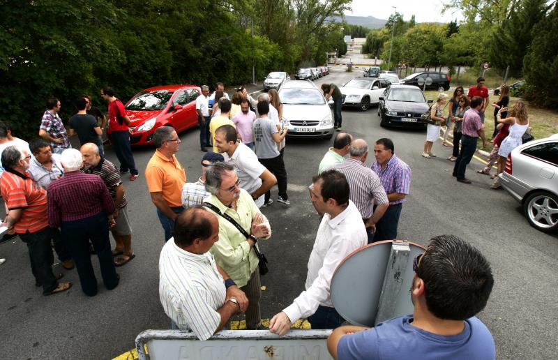 Un grupo de trabajadores de Montefibre, al término de la asamblea celebrada ayer a las puertas de la empresa. 