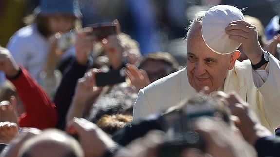 El papa Francisco intercambia el solideo con un peregrino el pasado mes de abril durante la audiencia papal en la Plaza de San Pedro.