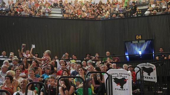 Miles de personas han acudido al Bilbao Arena para protestar por la dispersión de los presos.