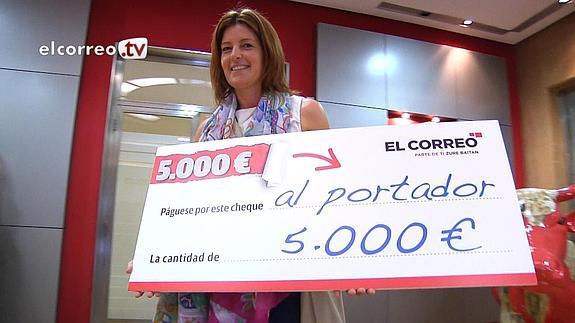 Nerea Bilbao Goikoetxea posa sonriente con el cheque de 5.000 euros.