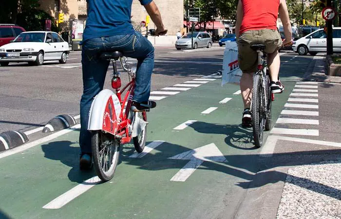 Las bicicletas deberán circular por los carriles bici, en las calles de Zaragoza que cuenten con ellos.  