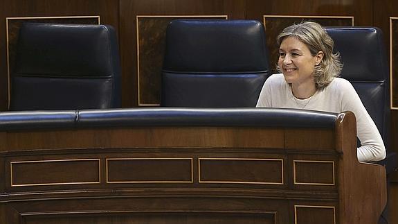 La ministra Tejerina en su escaño del Congreso de los Diputados.