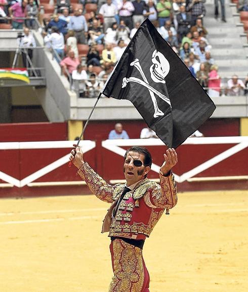 Padilla saluda al público de La Ribera, bandera pirata en ristre, en la vuelta al ruedo tras su primer toro.