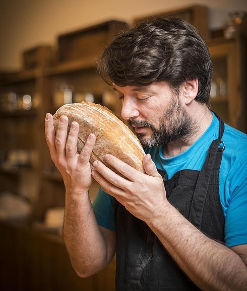 El divulgador Iban Yarza huele una hogaza de pan casero. 