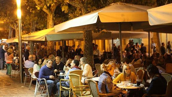 La actividad en las terrazas se resintió con la lluvia que cayó el domingo y el lunes. 