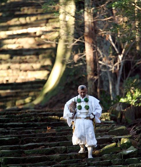 Un peregrino del camino Kumano recorre uno de los tramos.