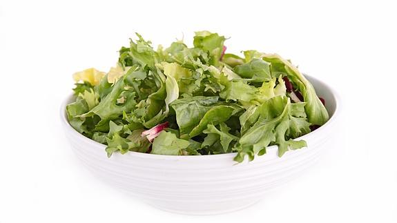 Es muy importante lavar la lechuga hoja por hoja.