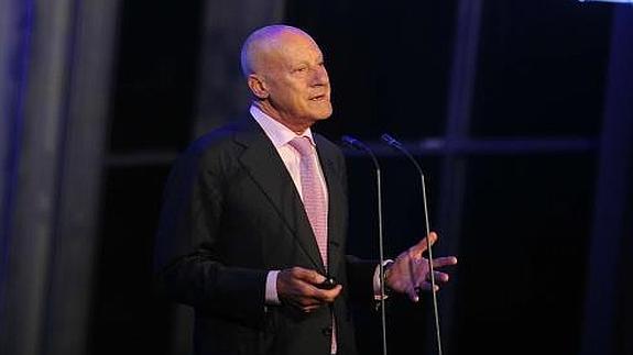 Foster se dirige al público en el museo Guggenheim, donde ha tenido lugar la entrega de premios.