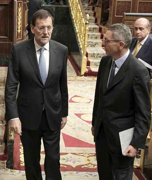 El presidente del Gobierno Mariano Rajoy y elexministro de justicia Alberto Ruiz-Gallardón en el Congreso de los Diputados.