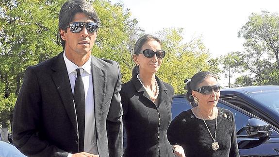 Fernando Verdasco acompaña a Isabel Preysler y a su madre, Beatriz, al cementerio.