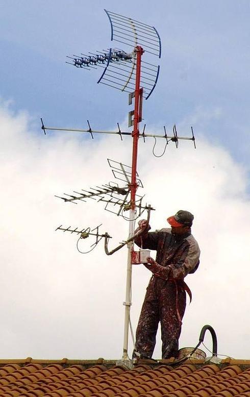 Un antenista, en labores de mantenimiento. 