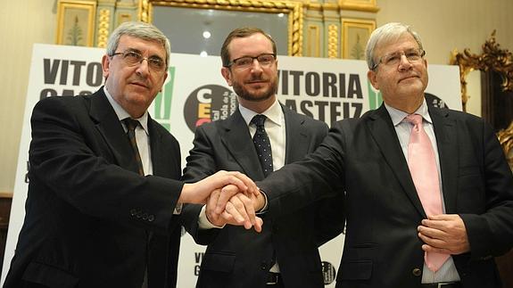 Javier Maroto, en el centro, con los organizadores del título. 