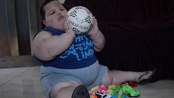 Misael, jugando con una pelota. 