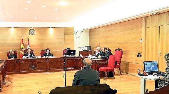 El acusado, ayer, en el banquillo de la Audiencia Provincial.