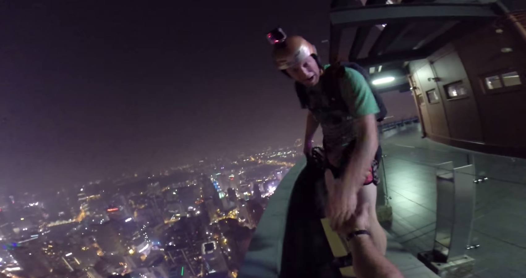 John Van Horne se lanza desde una de las torres más altas del mundo para colarse en una fiesta. 