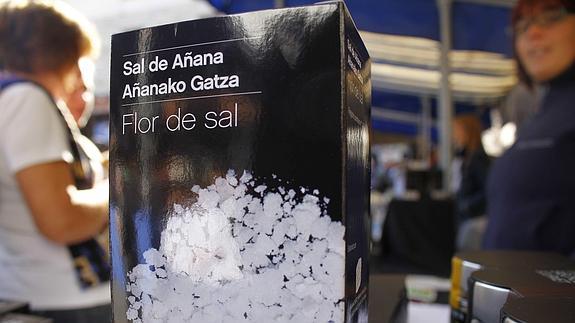 La sal de Añana en un puesto de un mercado agrícola