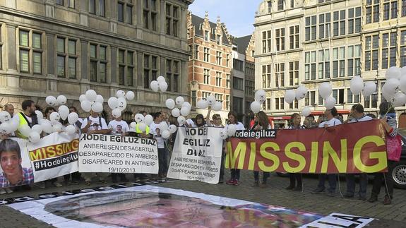 Imagen de la concentración en Amberes, en la que se pide que se siga buscando a Hodei . EFE
