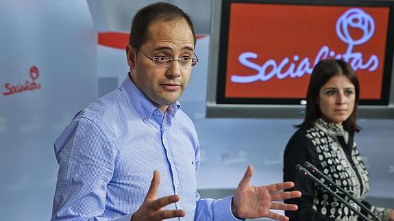 El secretario de Organización del PSOE, César Luena, durante la rueda de prensa de este lunes.