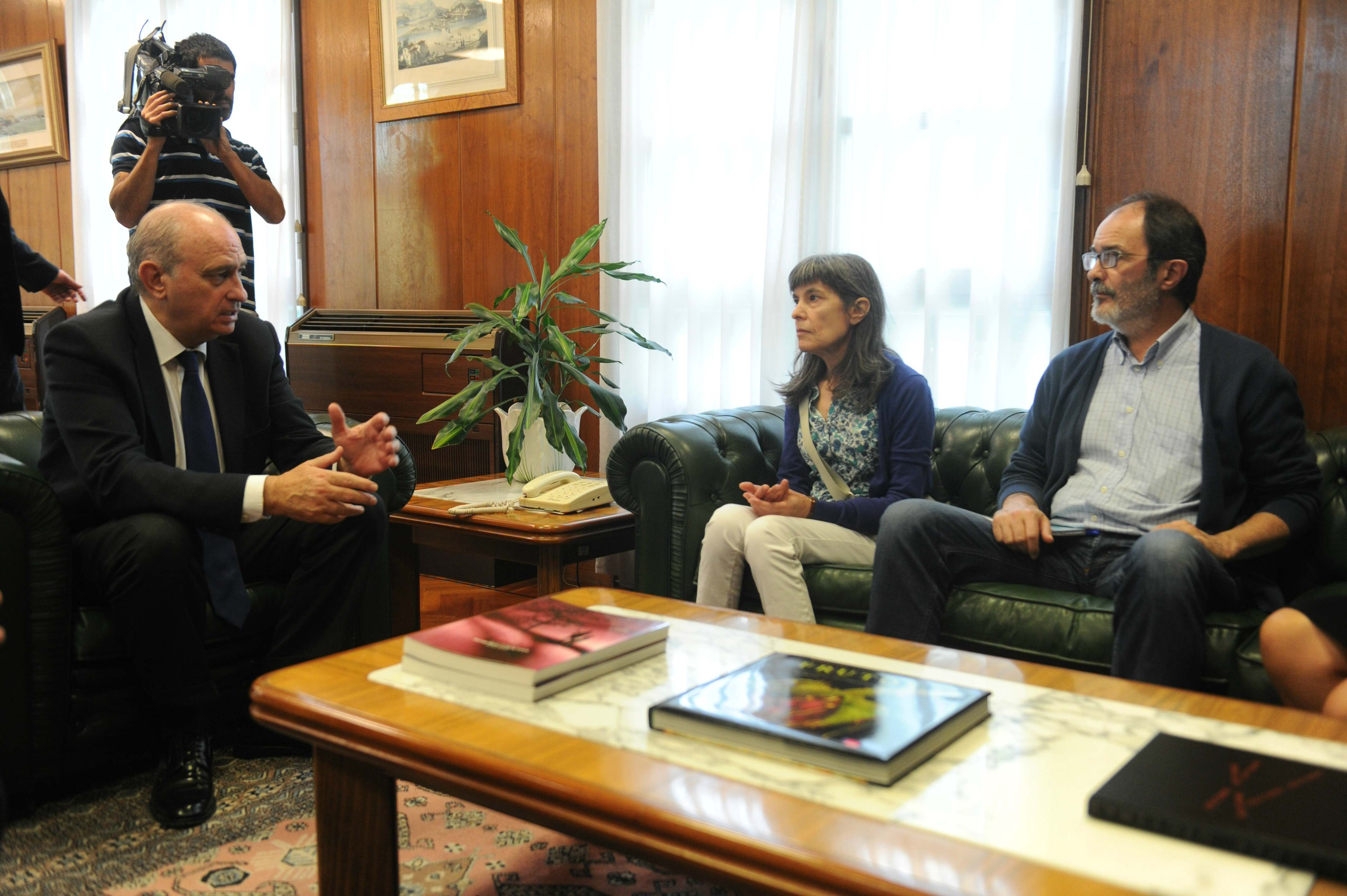 El ministro del Interior, Jorge Fernández Díaz, conversa con los padres de Hodei.