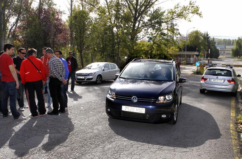 Momento en el que el consejero delegado de Montefibre, Juan Carlos Rovira, abandona la planta. 