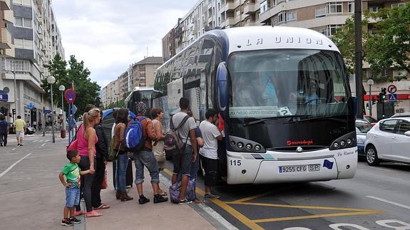 Autobús de la línea Vitoria-Bilbao, en la Avenida Gasteiz.