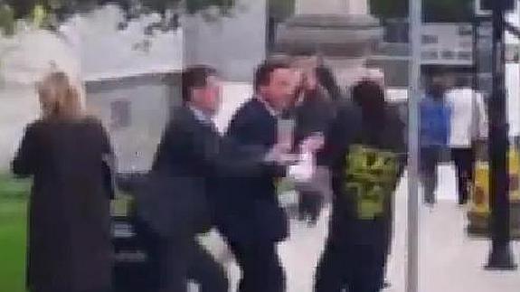 Momento en el que el hombre se abalanza sobre Cameron.