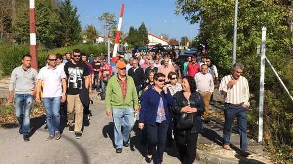 Trabajadores de Montefibre se aproximan a la puerta principal de la fábrica para escuchar las explicaciones del comité, tras su reunión con Alfonso Cirera. SAT