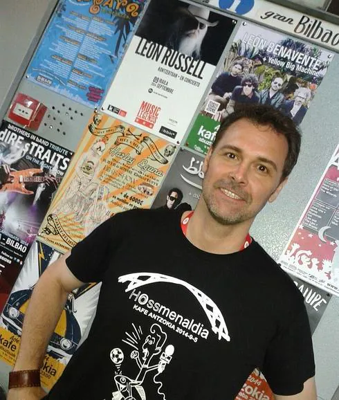 Luis Solo, con la camiseta de homenaje al periodista José Iragorri.