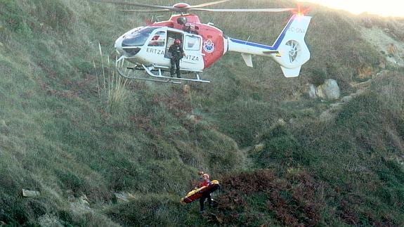 Un helicóptero de la Ertzaintza se ha desplazado al lugar del accidente. 