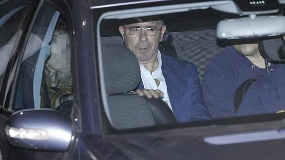 El exsecretario general del PP de Madrid, a su salida, anoche, del juzgado.