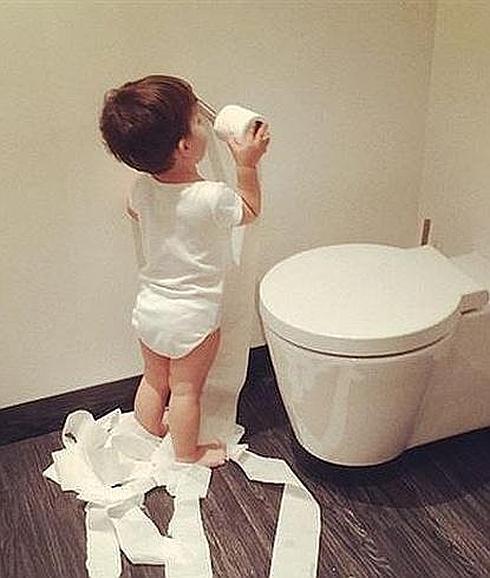 El hijo de Guti y Romina Belluscio la lía en el retrete