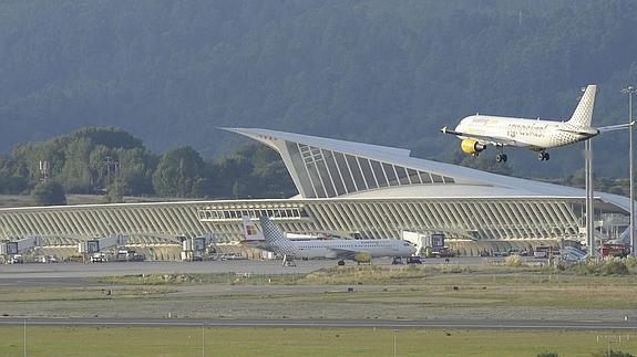 Un avión de Vueling se dispone a aterrizar en Loiu.