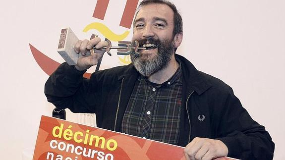 Iñaki Rodrigo, más conocido en Vitoria como Iñaki Rodaballo, celebra el premio a lo Rafa Nadal, mordiendo el trofeo