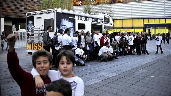 Los padres de Hodei y vecinos despidieron ayer a Saiz.