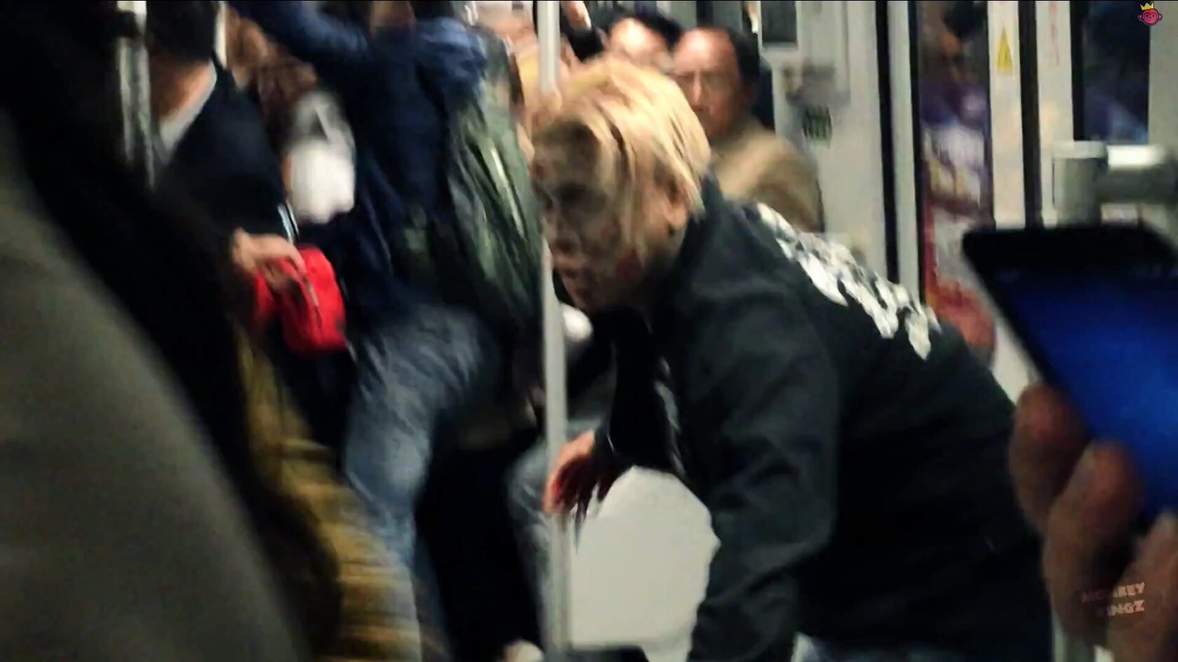 Un zombi provoca el caos en el metro de Shangai