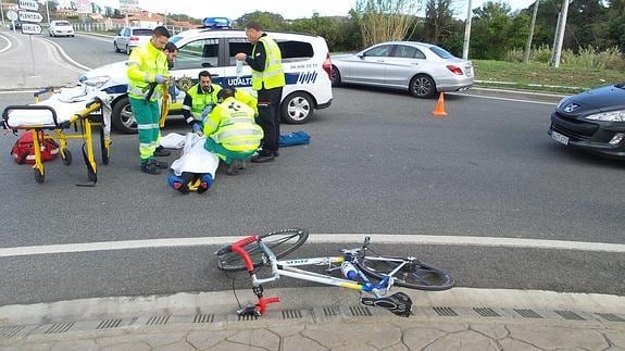 Los sanitarios atienden al ciclista. 