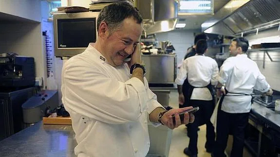 José Miguel Olazabalaga, cocinero y copropietario del Aizian, recibe numerosas felicitaciones tras conseguir su primera estrella. 