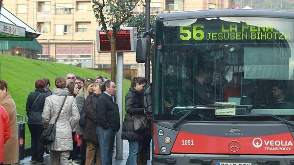 Usuarios se disponen a subir en uno de los autobuses de Bilbobus