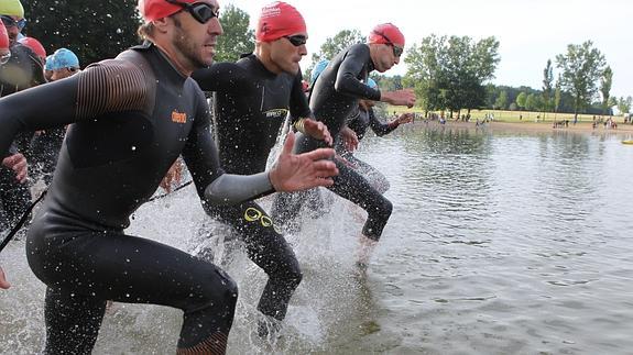 Los triatletas se lanzan a las aguas del embalse en la salida de la edición pasada. 