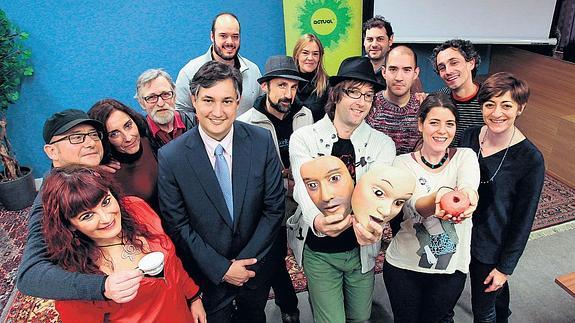 Los miembros de las compañías teatrales, ayer, en la presentación con Pérez Pastor y Montes.