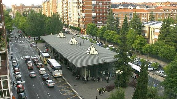 Edificio de la estación de autobuses de Los Herrán donde se habilitará el parque infantil. 