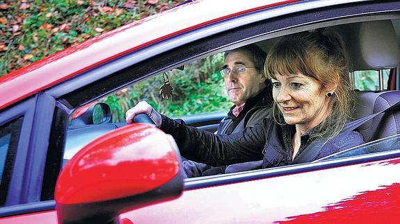 Carmen Gisasola, junto a su pareja Joseba Urrosolo Sistiaga, ayer, cerca del domicilio familiar de la disidente de ETA en Markina.