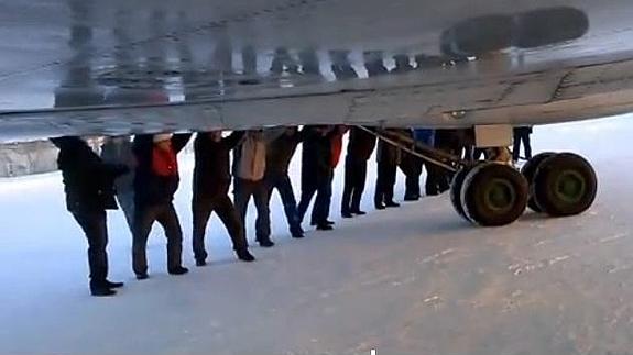 El tren de aterrizaje se había quedado pegado a la pista congelada.