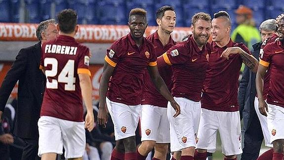 Los jugadores de la Roma, durante un partido del Calcio.