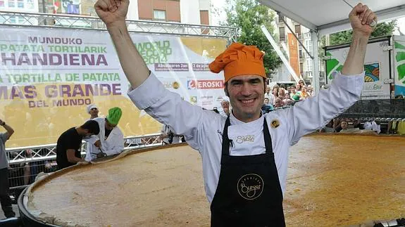 El Cocinero Senén González, ante su gigante tortilla. 