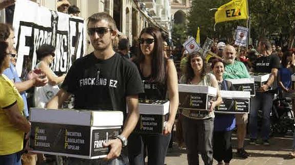 Miembros de la plataforma 'Fracking Ez' entregan las firmas conseguidas para la prohibición de esta práctica.