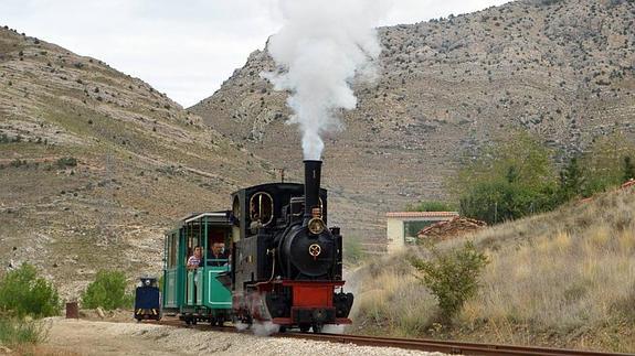 La locomotora alemana 'Hulla' en pleno recorrido por el trazado minero de Utrillas. 