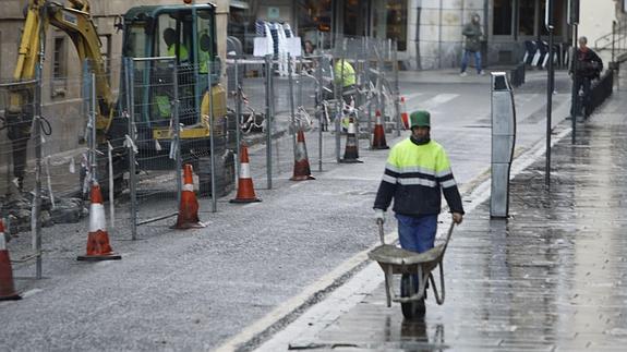 Operarios trabajan en la zona. 