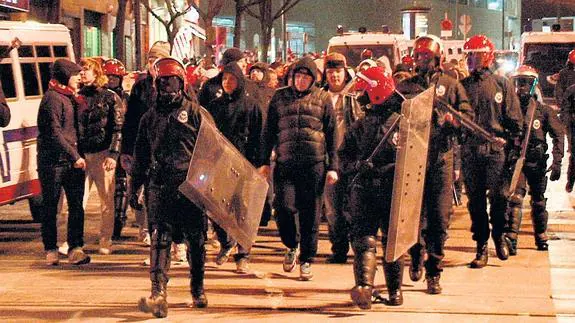 Varios ertzainas escoltan hasta San Mamés a seguidores del Lokomotiv de Moscú por las calles de Bilbao.