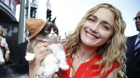 Tardar Sauce y su dueña, Tabatha Bundesen.